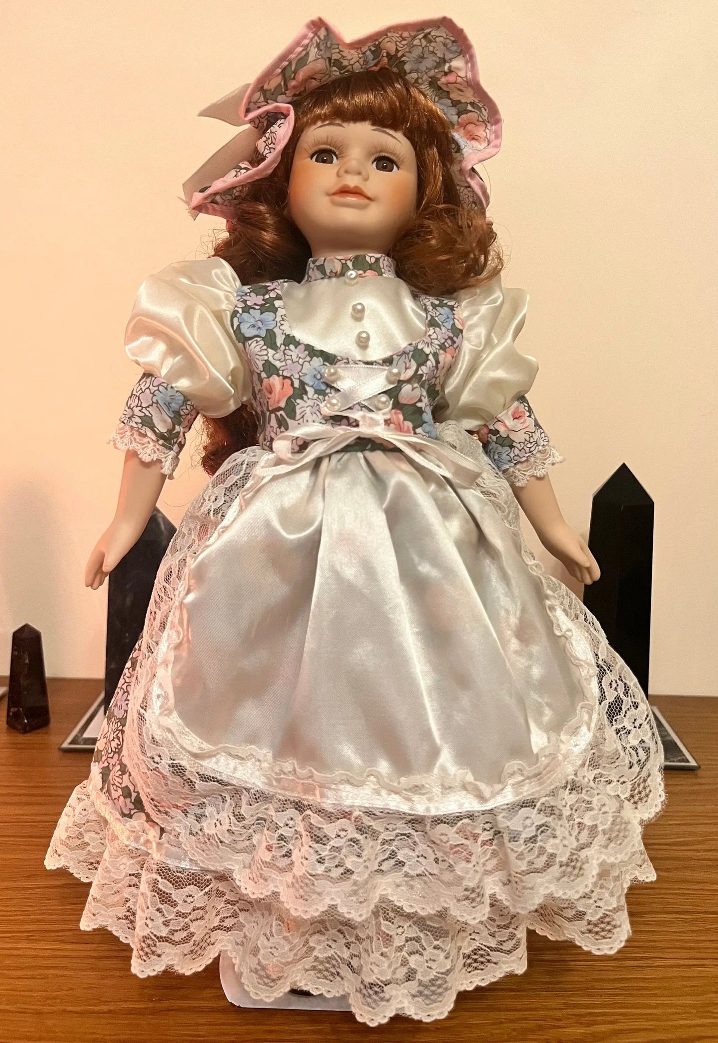 Haunted Vintage Porcelain Doll - Female positive spirit - Leonardo Collection - Pristine condition, comes with a stand, 42 cm/16 inches tall - My Store