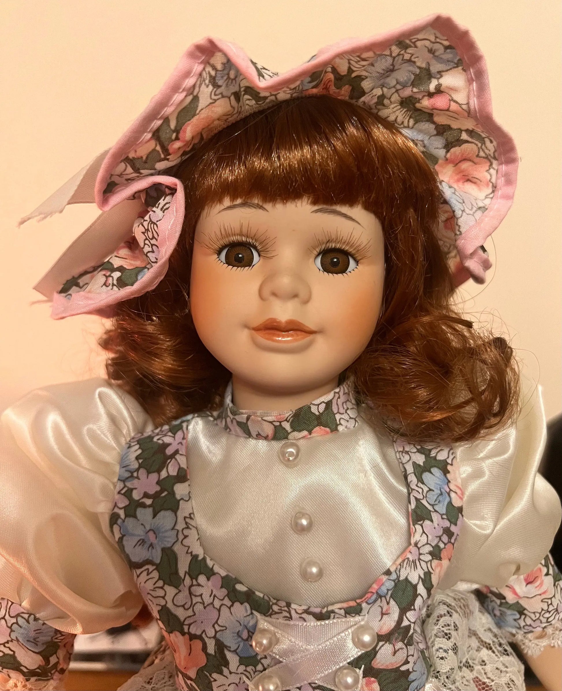 Haunted Vintage Porcelain Doll - Female positive spirit - Leonardo Collection - Pristine condition, comes with a stand, 42 cm/16 inches tall - My Store