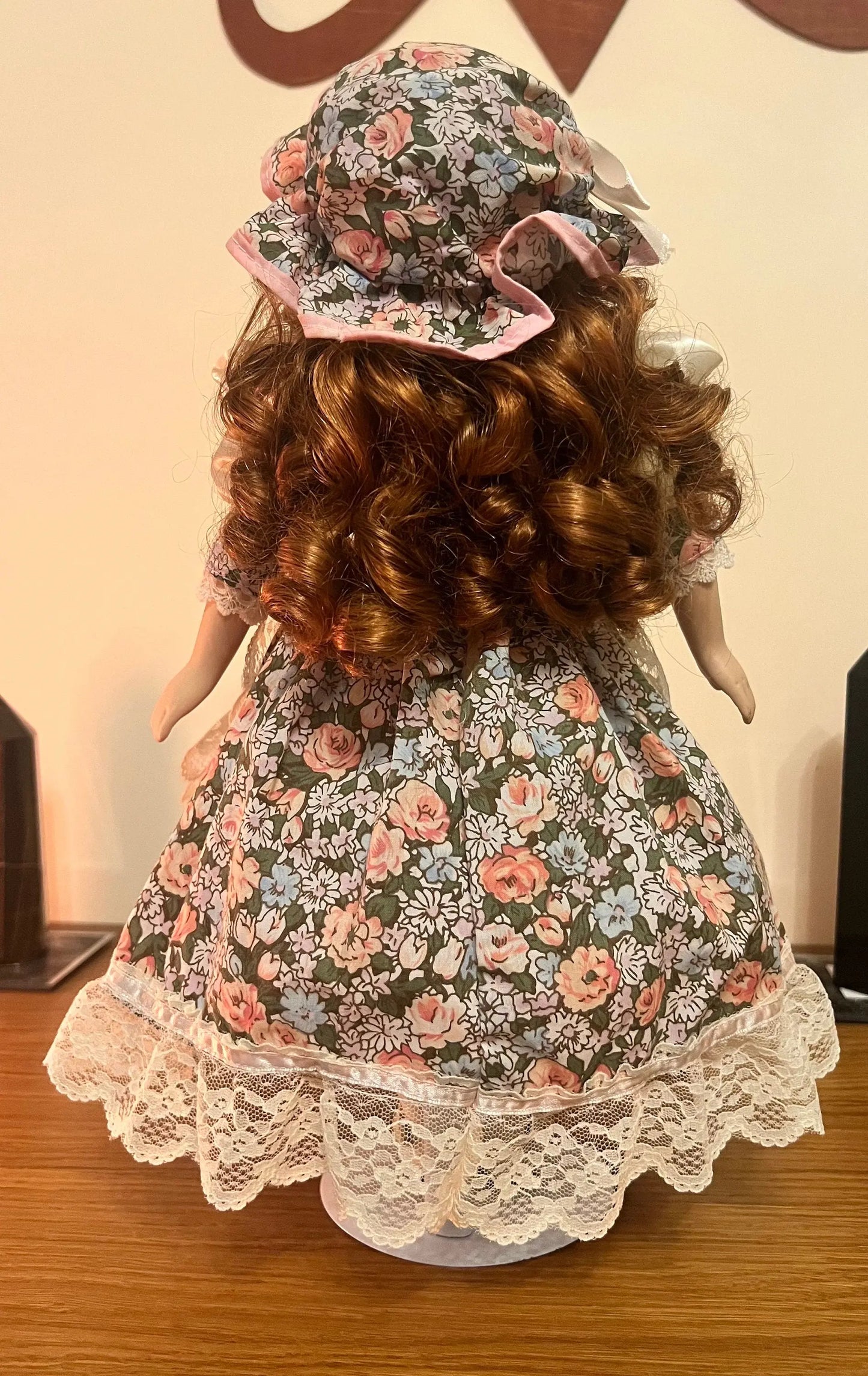 Haunted Vintage Porcelain Doll - Female positive spirit - Leonardo Collection - Pristine condition, comes with a stand, 42 cm/16 inches tall - My Store