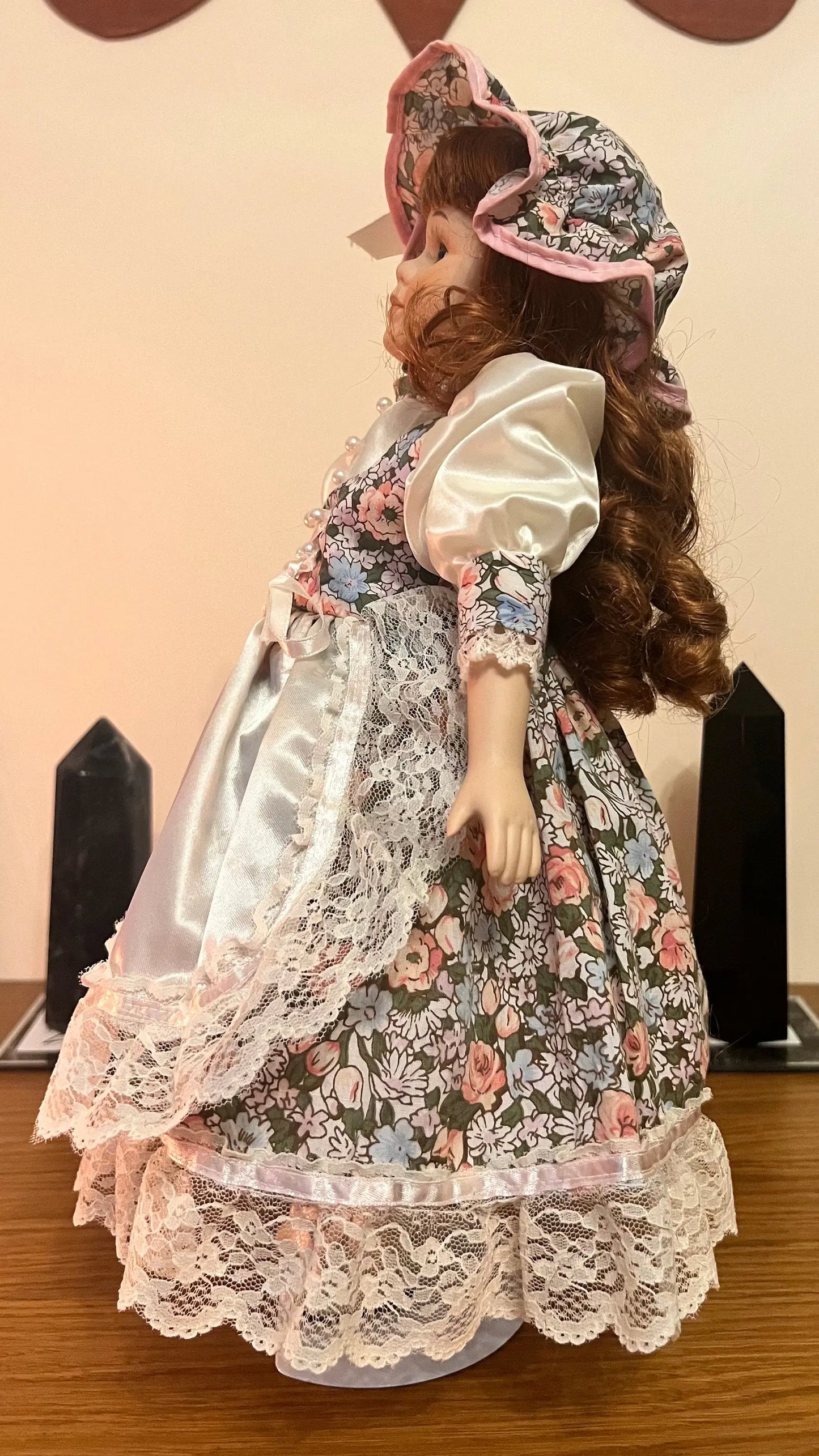 Haunted Vintage Porcelain Doll - Female positive spirit - Leonardo Collection - Pristine condition, comes with a stand, 42 cm/16 inches tall - My Store